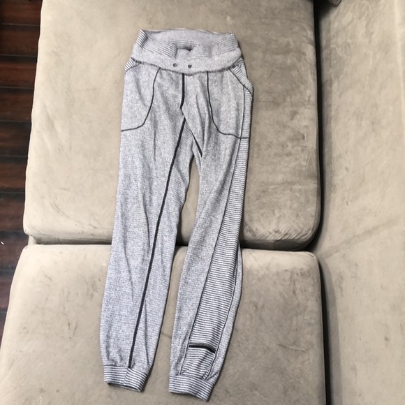 Lululemon joggers size 2. Full length - Picture 3 of 6